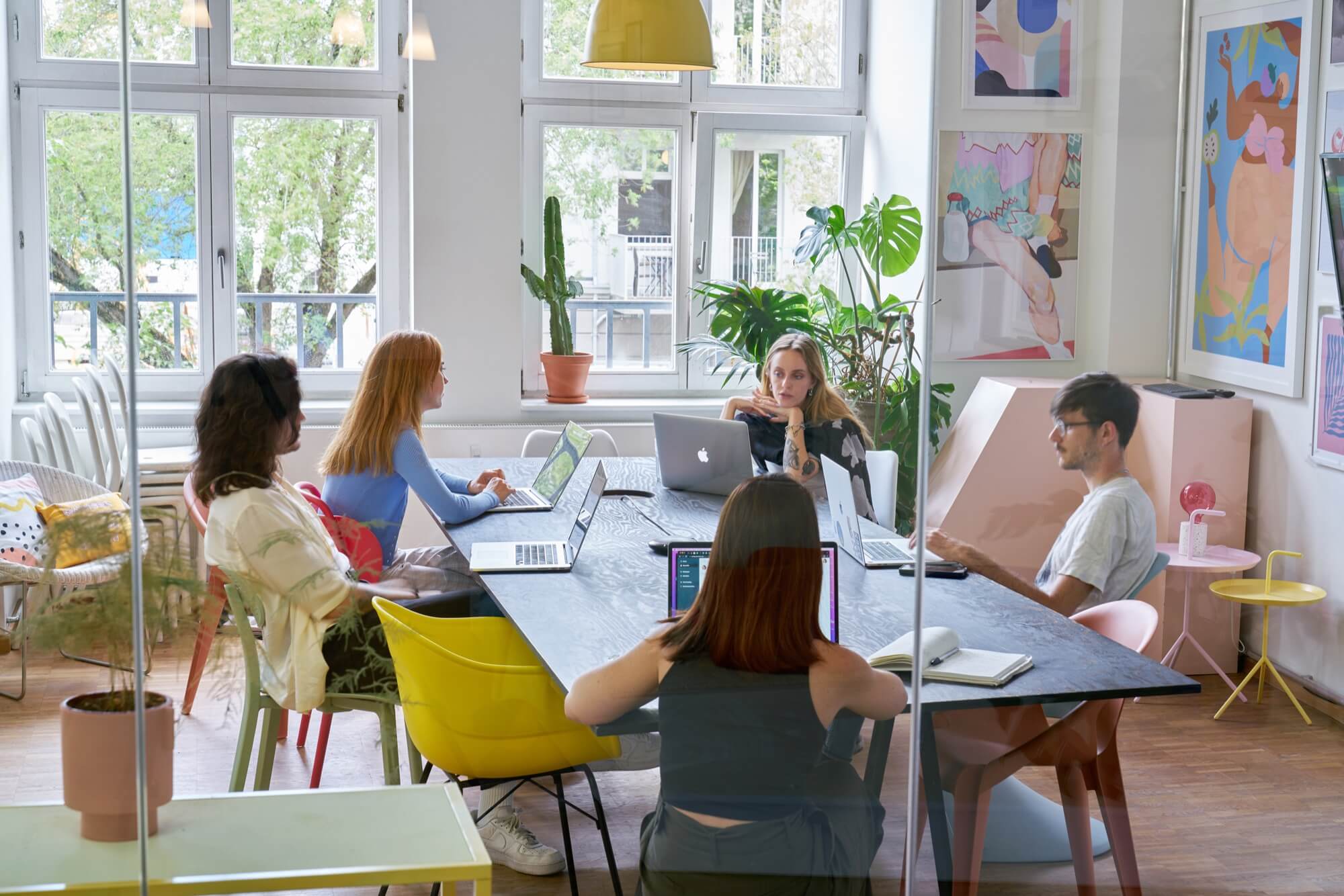 Wo Kreativität auf Farben trifft - besuche das Büro von JUNIQE