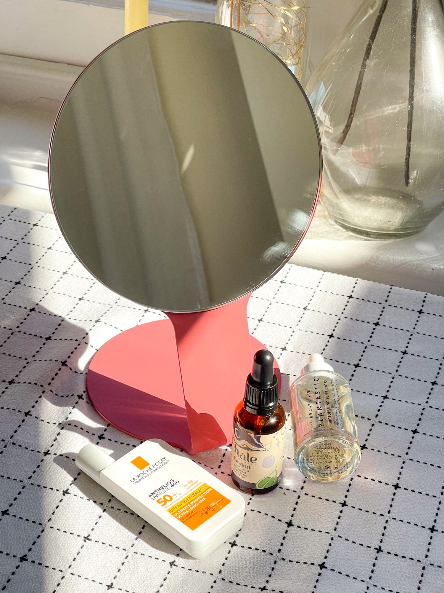 Dormez avec style grâce à nos meubles de chambre à coucher modernes conçus pour valoriser votre espace et améliorer votre repos. Laissez-vous inspirer par des idées de chambres à coucher douillettes et esthétiques comprenant des lits avec tête de lit, tables de chevet, bancs, éclairages d'ambiance et bien plus encore.