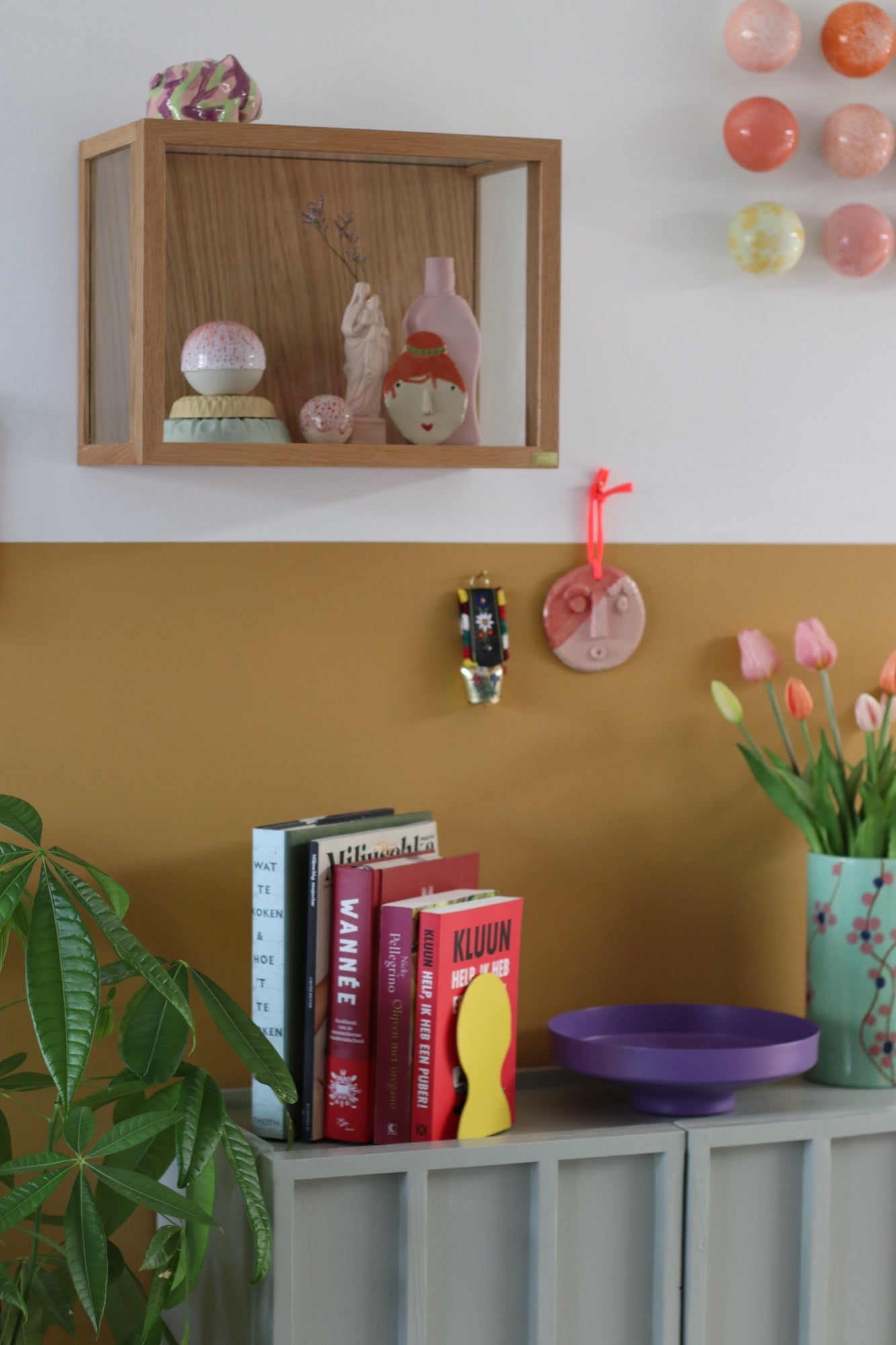 Ne laissez pas votre couloir passer inaperçu - faites-vous remarquer avec notre collection de meubles modernes. Découvrez des porte-manteaux, bancs, poufs, tabourets, buffets étroits, porte-parapluies et consoles de table pour les petits couloirs japandi. Idées pour la couloir.