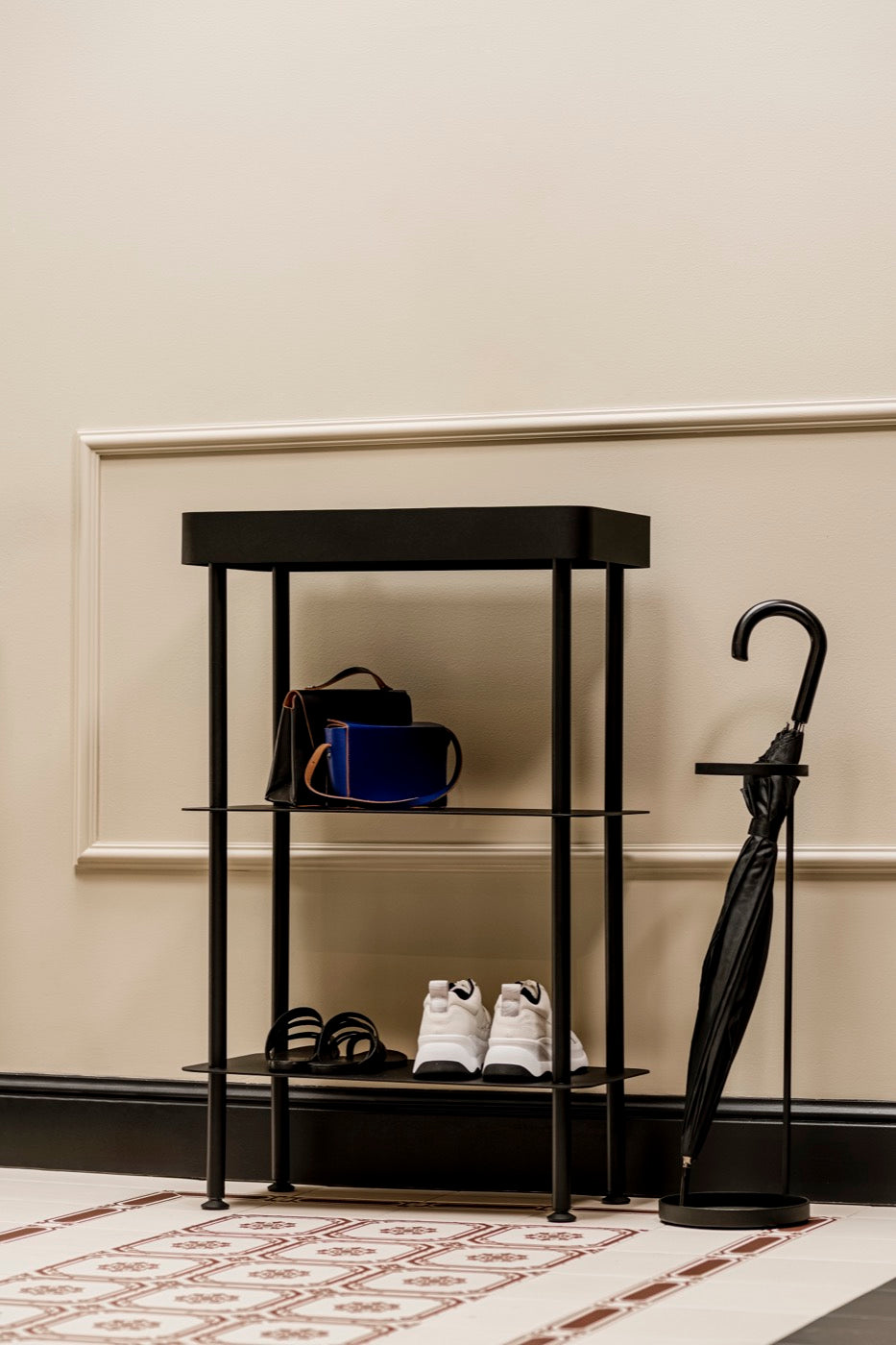 Ne laissez pas votre couloir passer inaperçu - faites-vous remarquer avec notre collection de meubles modernes. Découvrez des porte-manteaux, bancs, poufs, tabourets, buffets étroits, porte-parapluies et consoles de table pour les petits couloirs japandi. Idées pour la couloir.