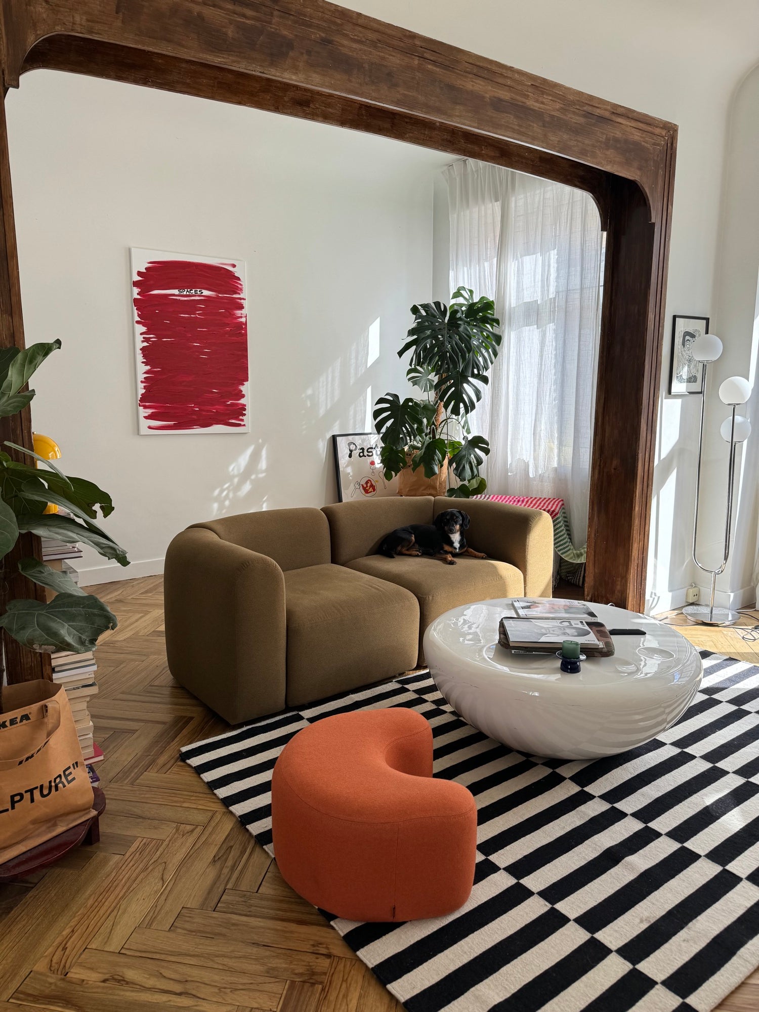 Entrez dans le confort et explorez les idées de salons pour les petits espaces, les espaces douillets et les espaces esthétiques. Découvrez des designs modernes, notamment des tables basses, poufs, tabourets, tables d'appoint, canapés, fauteuils, ottomans, meubles TV, buffets et bien plus encore. Aux couleurs vives, japandi ou minimalistes.