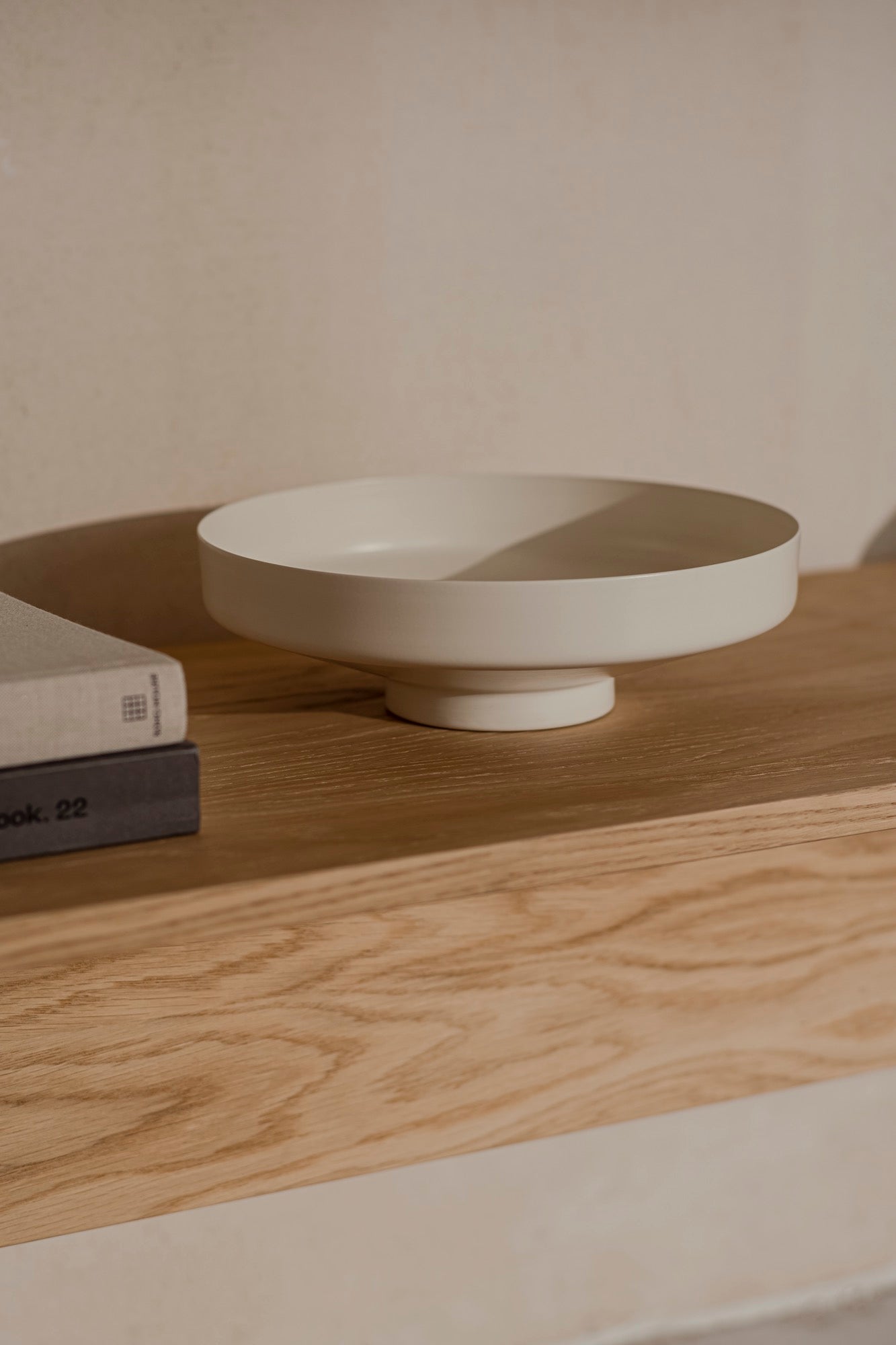 Ne laissez pas votre couloir passer inaperçu - faites-vous remarquer avec notre collection de meubles modernes. Découvrez des porte-manteaux, bancs, poufs, tabourets, buffets étroits, porte-parapluies et consoles de table pour les petits couloirs japandi. Idées pour la couloir.