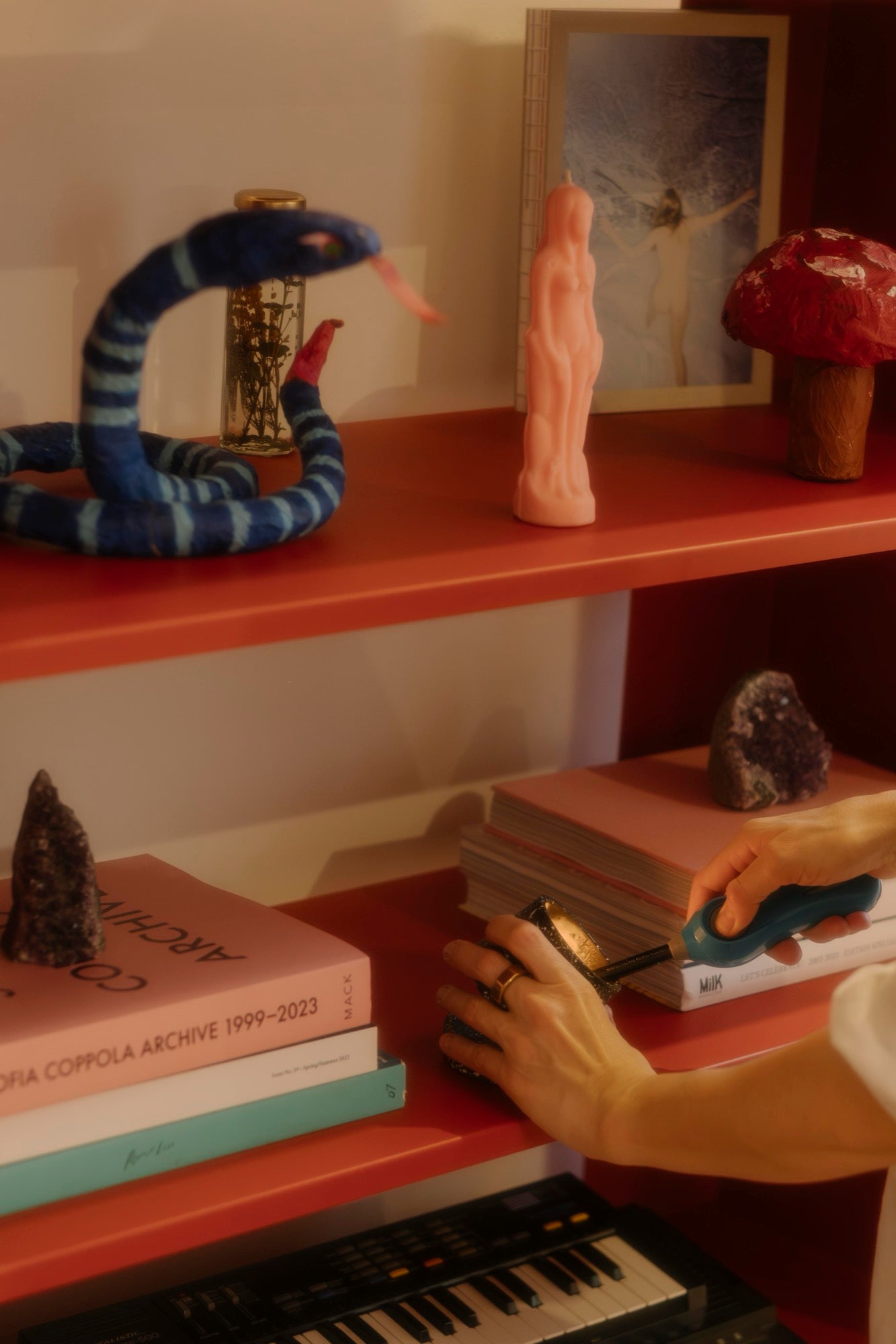 Entrez dans le confort et explorez les idées de salons pour les petits espaces, les espaces douillets et les espaces esthétiques. Découvrez des designs modernes, notamment des tables basses, poufs, tabourets, tables d'appoint, canapés, fauteuils, ottomans, meubles TV, buffets et bien plus encore. Aux couleurs vives, japandi ou minimalistes.
