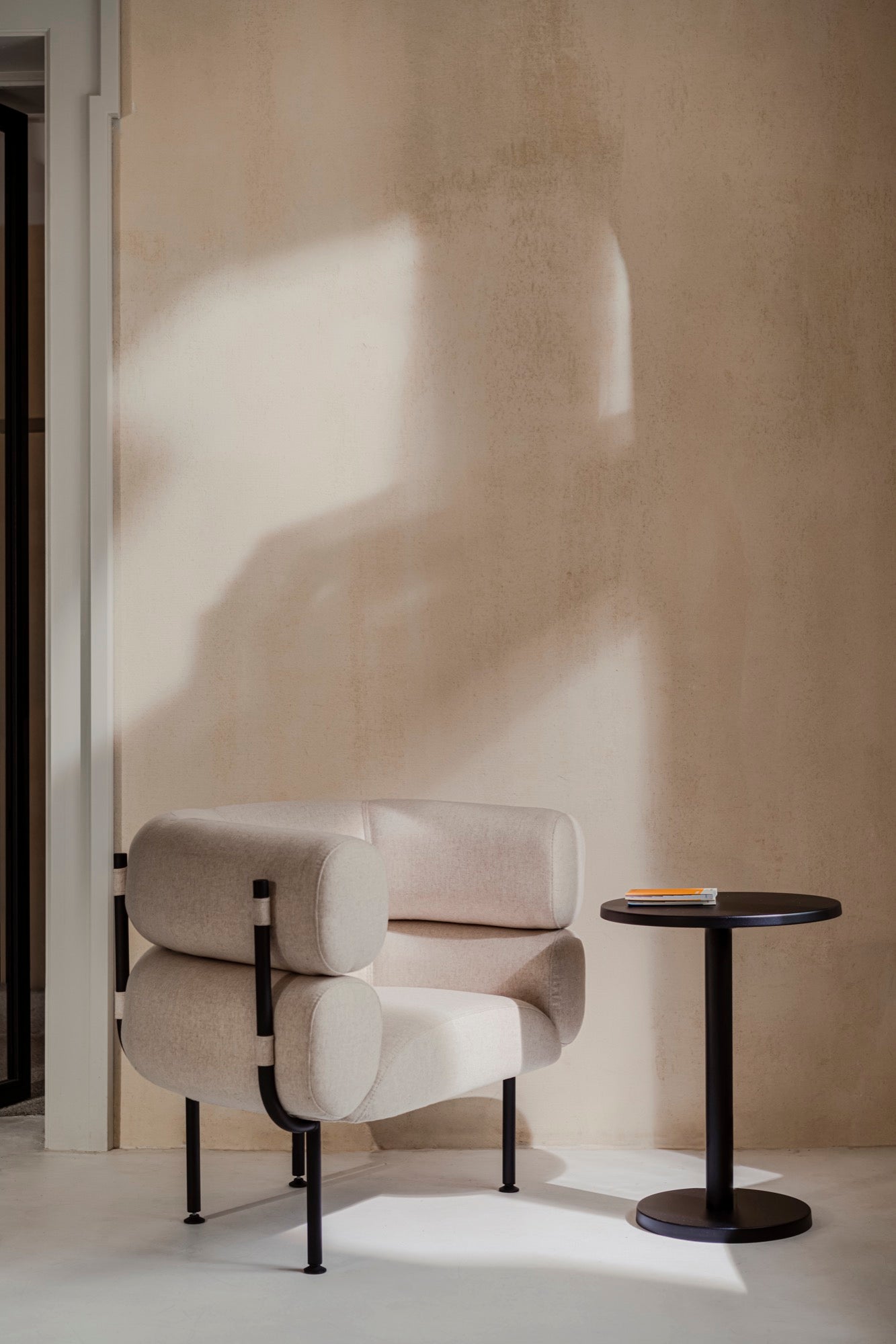 Wejdź na stronę Salon i odkryj pomysły na małe, przytulne i estetyczne przestrzenie. Odkryj nowoczesne projekty, w tym kawowe Stoły, Pufy, Stołki, boczne Stoły, Sofy, Fotele, tafty, Meble RTV, Komody i inne. Kolorowe, japońskie lub minimalistyczne.