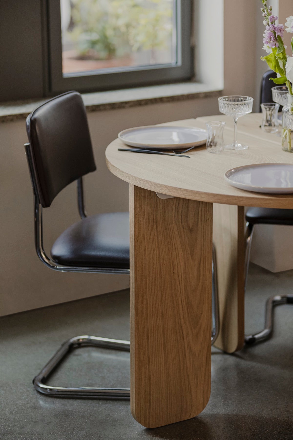 From intimate dinners to lavish feasts, modern dining room inspiration is just a few clicks away. Browse round & rectangular tables, benches, chairs, bar trolleys, and bar stools for japandi or minimalist spaces. Suitable for small and spacious homes.