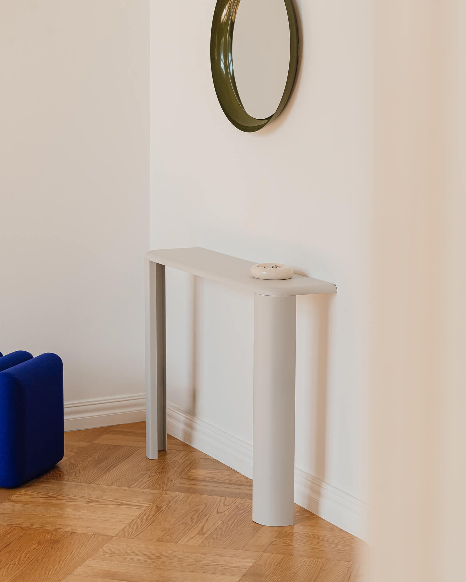 Fli Console Table - grey - elegant and compact console - noo.ma