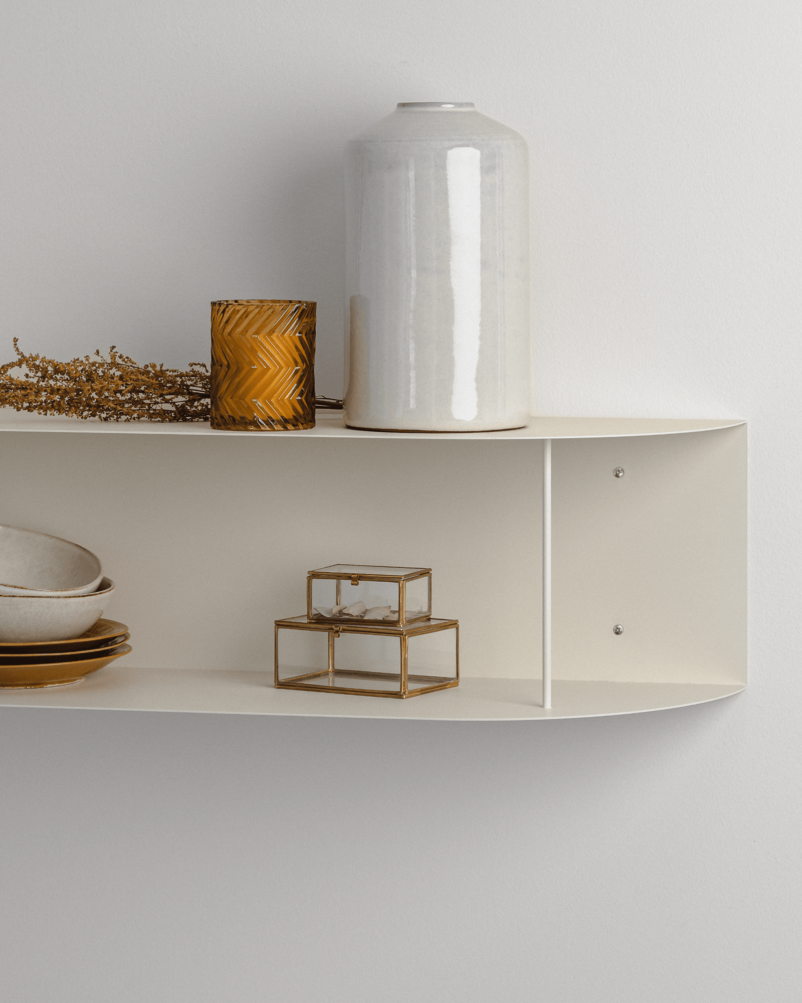 Lina Shelf - short