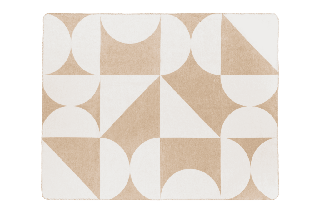 Produktfoto einer beigen und weißen Decke mit geometrischem Muster.