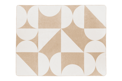 Produktfoto einer beigen und weißen Decke mit geometrischem Muster.