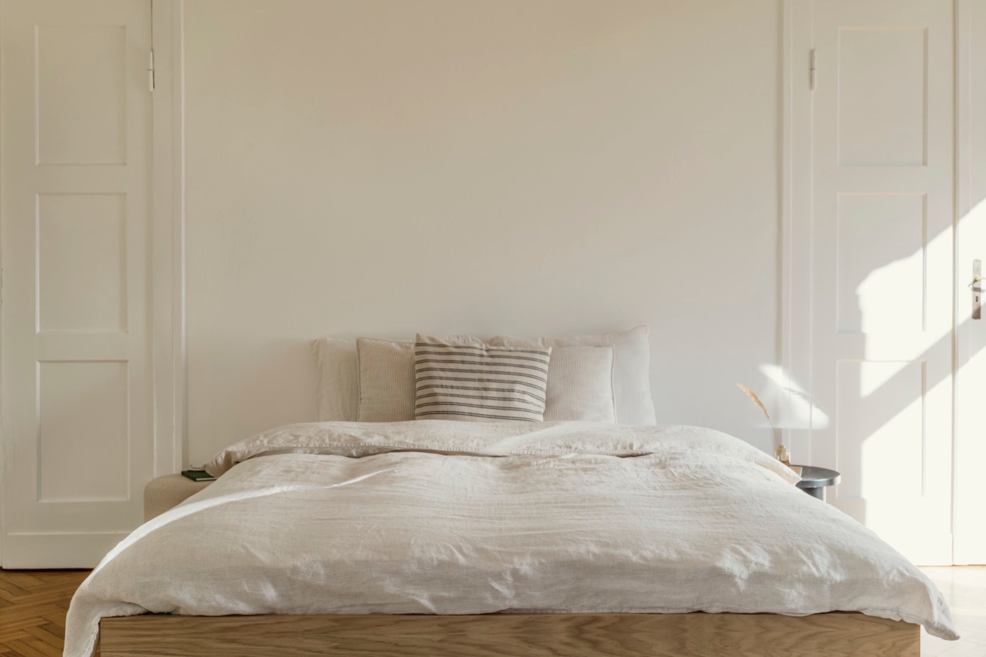 Schlafen Sie stilvoll mit unseren modernen Schlafzimmermöbeln, die Ihren Raum aufwerten und Ihre Erholung verbessern. Lassen Sie sich von gemütlichen und ästhetischen Ideen für Ihr Schlafzimmer inspirieren: Betten mit Kopfbretter, Nachttischen, Bänke, Ambientebeleuchtung und mehr.